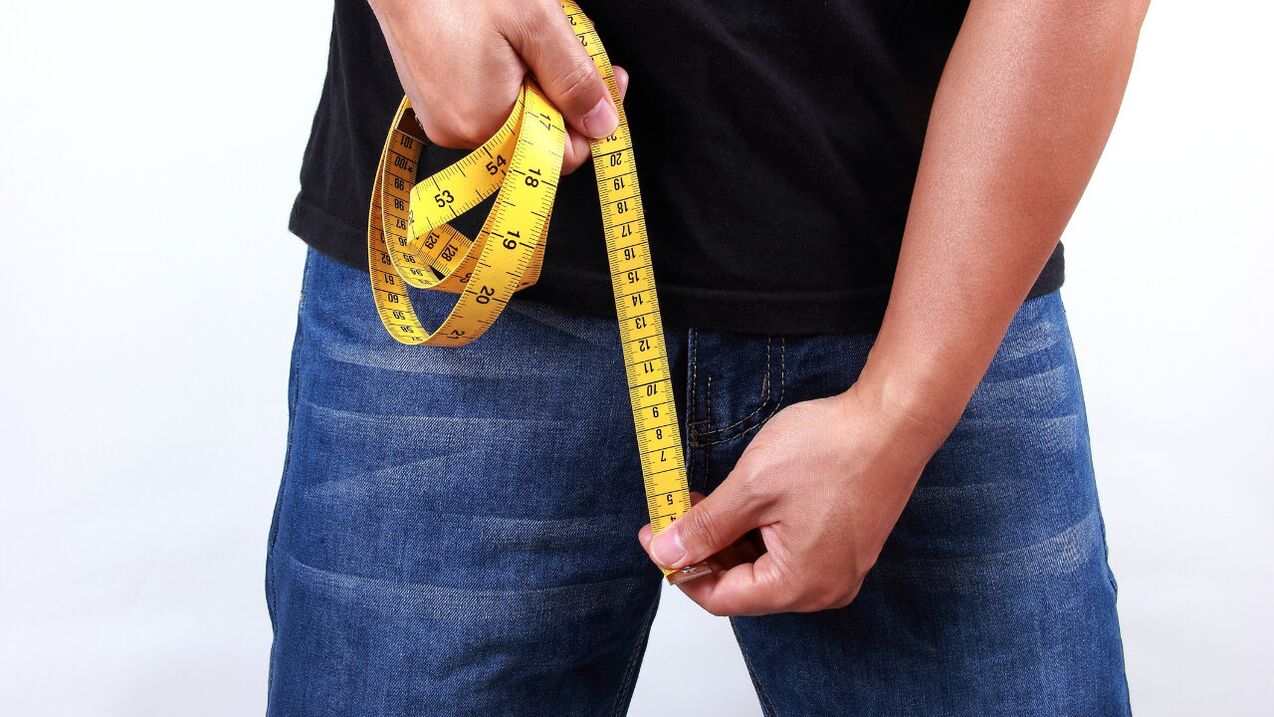 vīrietis mēra dzimumlocekli pirms paplašināšanās